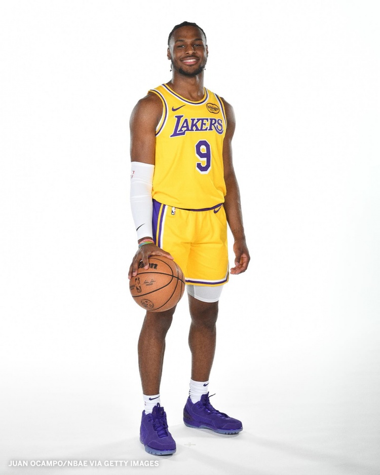 致敬父亲！布朗尼拍摄定妆照上脚詹姆斯初代战靴