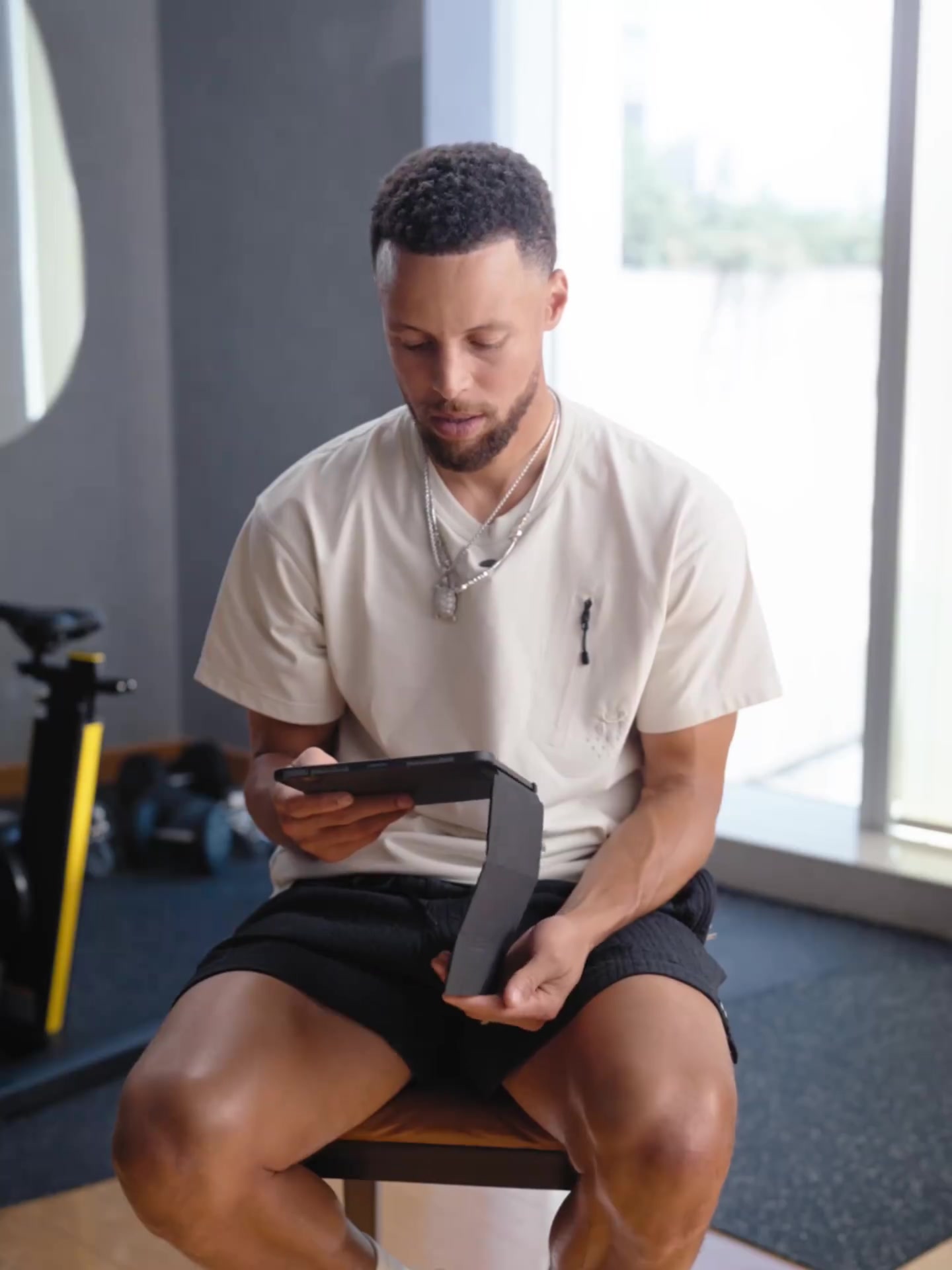 库里与张伟丽完成问答挑战！前者：我想要的是更多的冠军🏆！