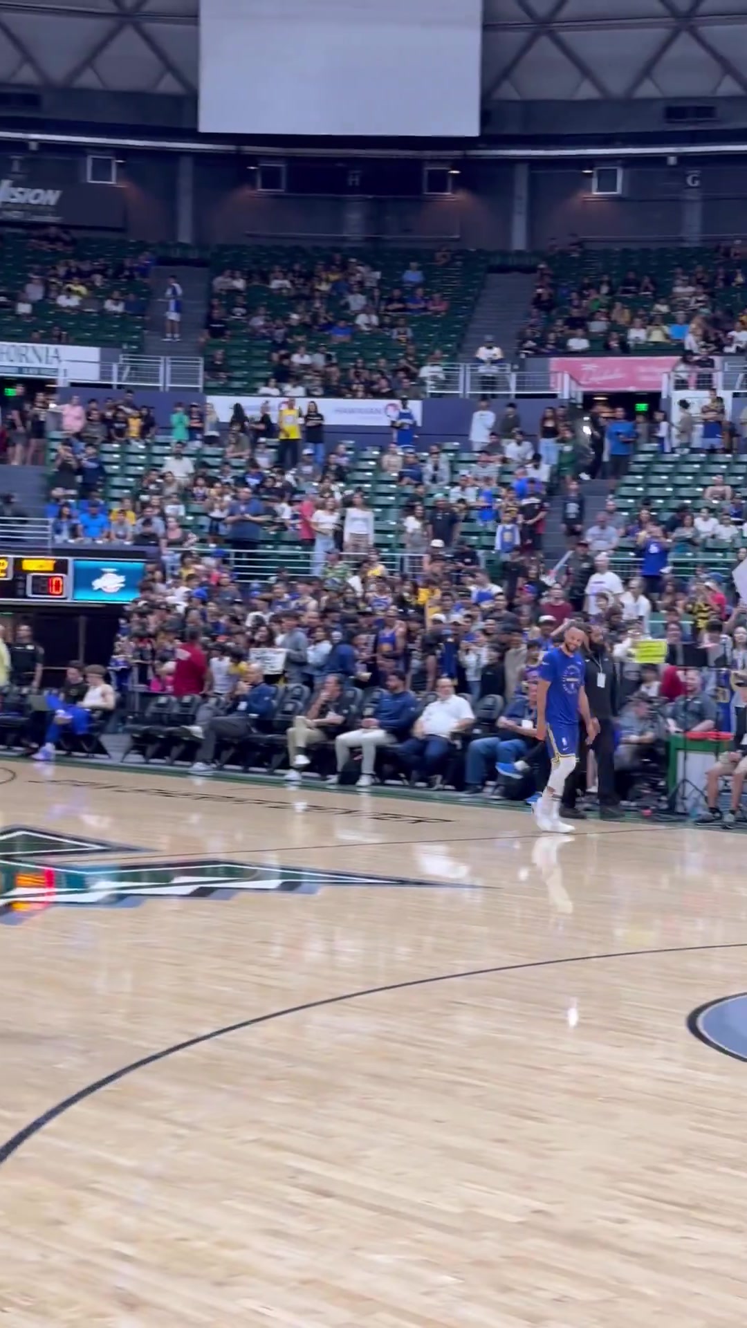 “库里啊啊啊！”😘哈登化身球迷呐喊库里！把库里整害羞了😂